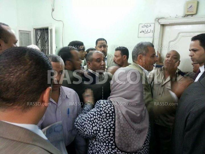 قاضٍ بالقوصية “يسب الدين” لأحد المحامين وزملائه يضربون