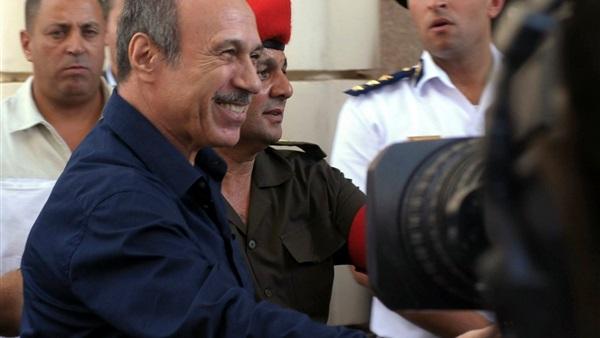 “العادلي” خارج القفص خلال محاكمته بتهمة “الاستيلاء على أموال الداخلية”