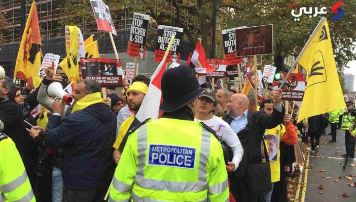 بالصور.. محتجون على زيارة السيسي للندن يعرقلون دخوله البرلمان نحو ساعة