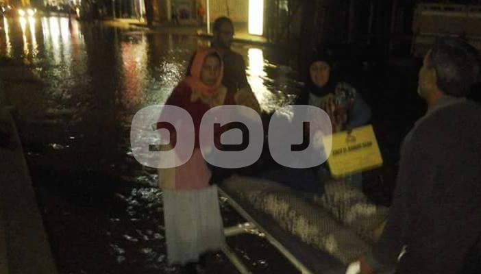 بالصور.. نقل مسنة على “ترولي” وسط مياه الامطار بمستشفى في البحيرة