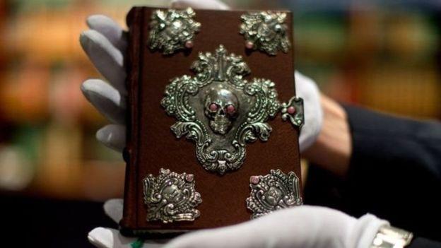 نسخة نادرة مرصعة بالمجوهرات لهاري بوتر تطرح في مزاد علني