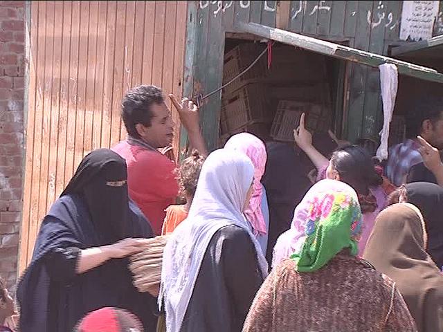 فيديو| تجمع المواطنين أمام أحد المخابز قبل الرابعة فجرا