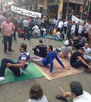 تجار وأهالي بورسعيد يفترشون الشوارع لإعادة المنطقة الحرة