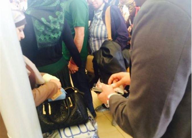 بالصور.. موظفو مطار شرم الشيخ يتقاضون رشوة من السياح