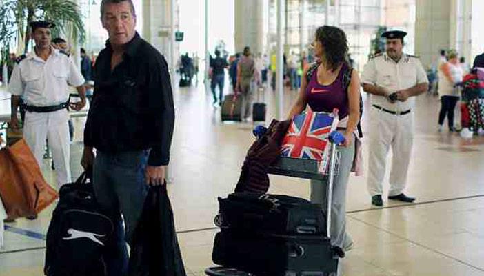 بالفيديو.. سفير بريطانيا يتلقى غضب رعايا دولته في مطار شرم الشيخ