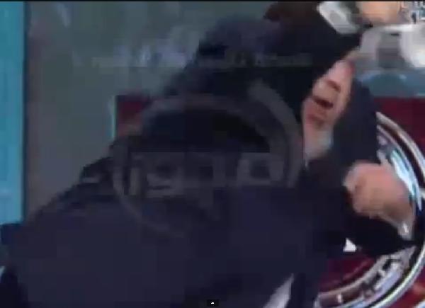 فيديو..الزيات يلقي الماء على  قنديل على الهواء