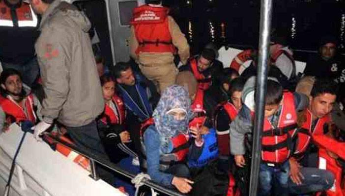 تركيا.. إنقاذ 33 مهاجرًا في مياه “إيجة” بعد غرق زورق مطاطي