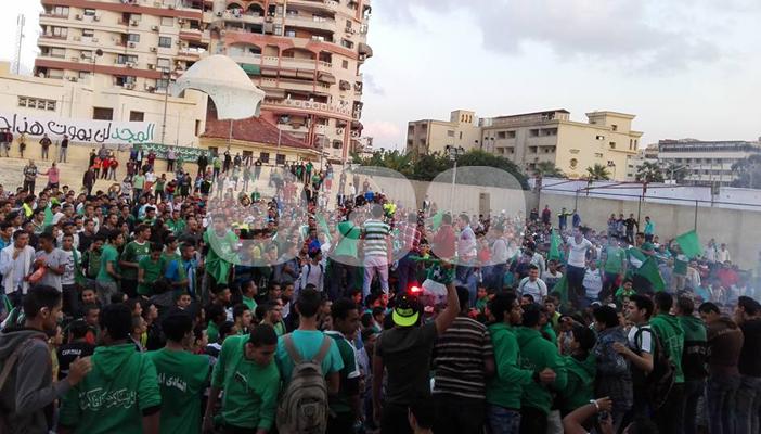 بالصور.. جماهير المصري تتابع فريقها من ملعب “الهوكي” وتحيي ذكرى متولي