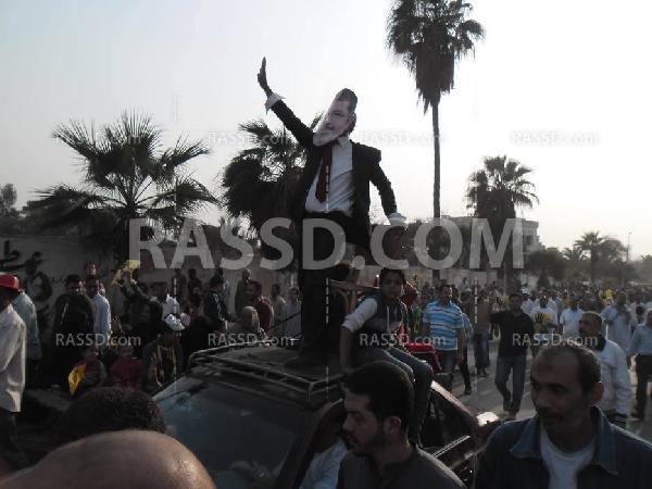 بالصور.. مرسي يحيى المتظاهرين بمسيرة حلوان