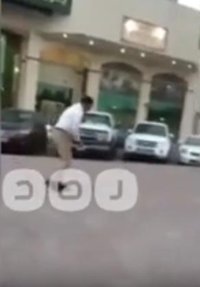 بالفيديو.. عاصفة هوائية محملة بالأموال تجتاح شوارع دبي