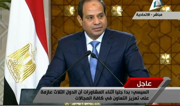 فيديو| السيسي يفشل في قراءة كلمة “تتصديان”