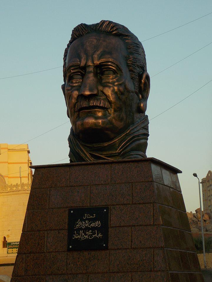 أهالي أسوان يسخرون من تمثال العقاد: “المحافظة بدل ما تكحله بقى أعمى”