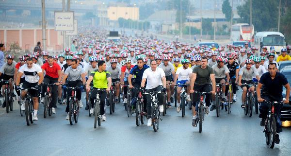 الجارديان: ظهور “السيسي” بالدراجة استعراض جماهيريّ