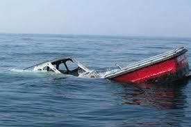 غرق مركب صيد بالمجرى الملاحى بالسويس