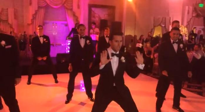 بالفيديو.. رقصة لأصدقاء العريس تحتل أعلى المشاهدات على “يوتيوب”