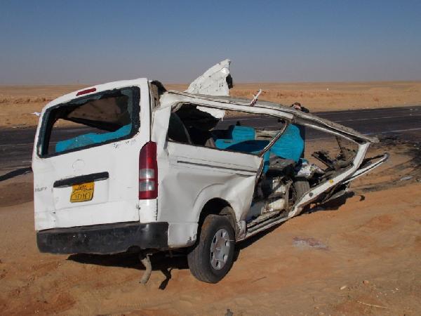 32 فتحة عشوائية تسبب حوادث بطريق البحيرة