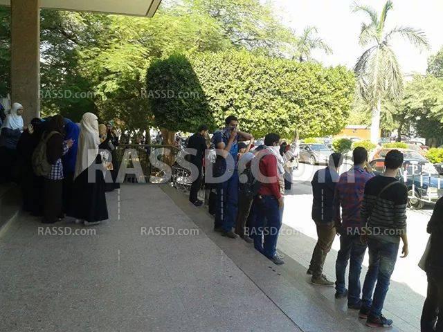 وقفة لطلاب طب أسيوط تنديدًا بالأحكام الصادرة بحق زملائهم