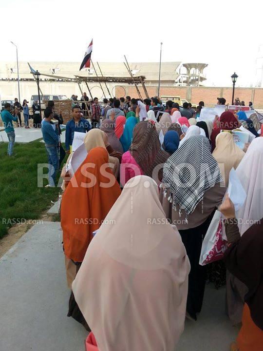 طلاب جامعة دمنهور يتظاهرون احتجاجًا على خطف “فالكون” لطالب