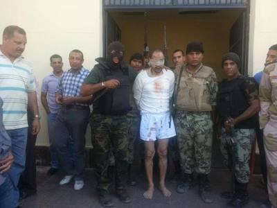 صورة الباشا مع المعتقل.. إذلال للمصريين أم إهانة لجيشهم؟