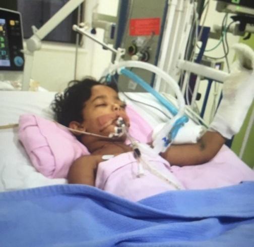 بالصور.. أم تنقذ طفلها بأعجوبة بعد محاولة الخادمة قطع رأسه