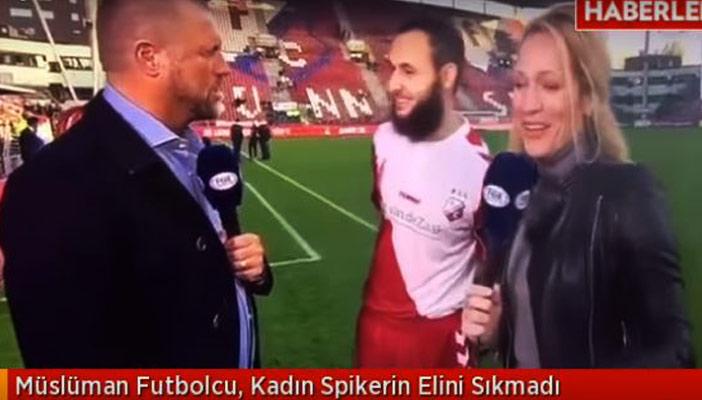 بالفيديو.. لاعب مسلم يحرج مذيعة هولندية على الهواء