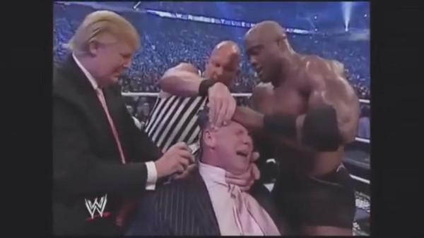 بالفيديو.. “ترامب” يحلق رأس خصمه على حلبة المصارعة