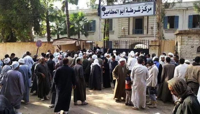 المتضررون من غرق الأراضي بالبحيرة يتظاهرون أمام مركز شرطة أبو المطامير