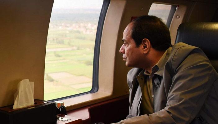 خبراء نفسيون يشرحون: لماذا يتعمد السيسي التأمل من شباك الطائرة؟