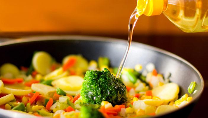 خبراء: الطبخ بالزيوت النباتية يسبب السرطان ويضر بالمخ