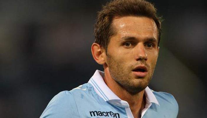 عقب الهجوم على صفحته.. لاعب لاتسيو يعتذر بالعربية عن إصابته صلاح