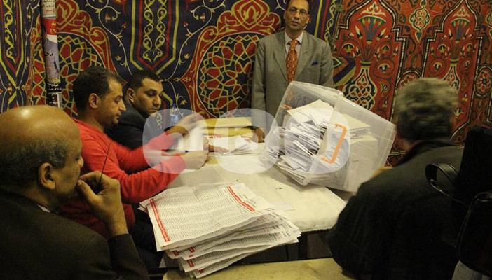 بالصور.. أصوات انتخابية لمنتصر الزيات في القمامة بمحيط نقابة المحامين