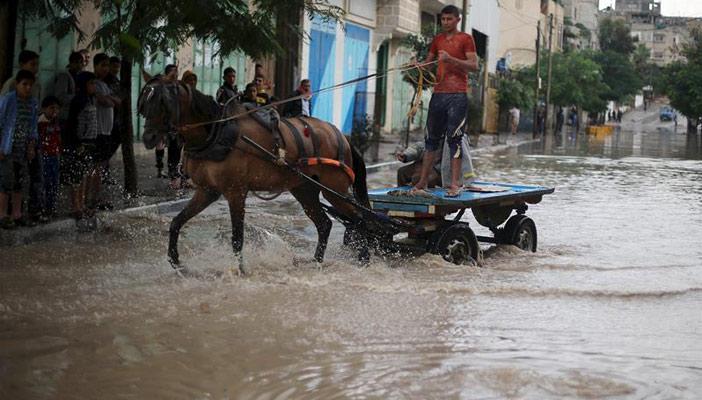 مياه الأمطار تغرق عشرات المنازل وطرقات رئيسية جنوبي غزة