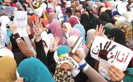 وقفة لطالبات جامعة أسوان تنديدًا بالانقلاب العسكري