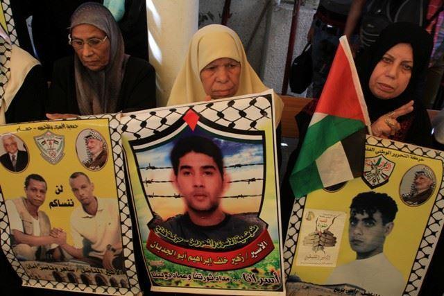 الاحتلال يسمح لأهالي أسرى غزة بزيارة ذويهم وسط وقفات تضامنية