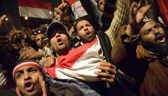 “فورين بوليسي” تكشف الصراع الداخلي للإدارة الأمريكية حول مصير مبارك