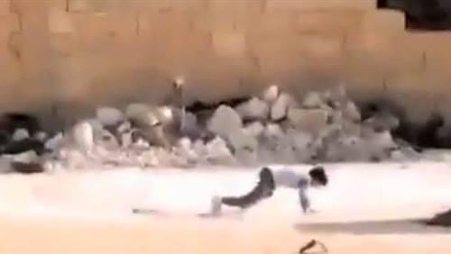 فيديو| طفل سوري يخدع قناصًا لإنقاذ أخته