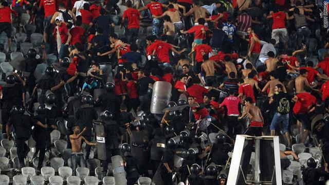 الأمن المركزي بملابس رياضية لتشجيع المنتخب في مباراة السنغال