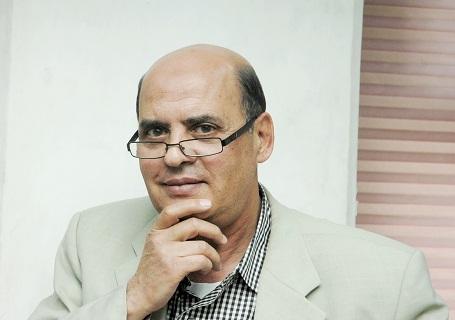 عفيفي لـ شاعر السيسي: نساء مين “الحبلى” يا راجل يا “….”