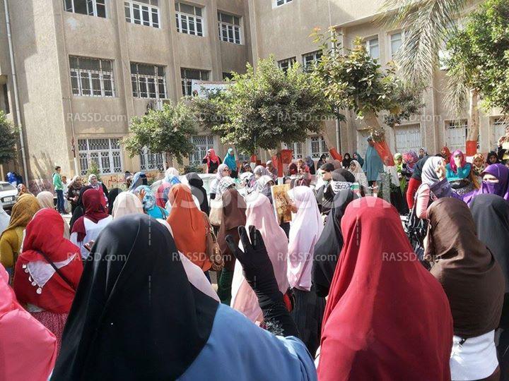 وقفة لطالبات أزهر تفهنا الأشراف للإفراج عن المعتقلين