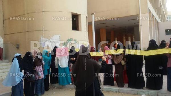 وقفة لطالبات أزهر بورسعيد داخل الحرم الجامعي