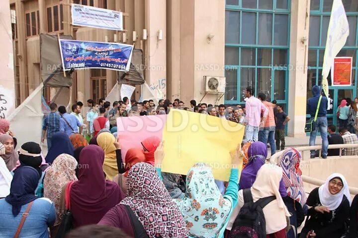 طلاب حلوان يهتفون: قولها وسمع العبيد مش هنسيب حق الشهيد