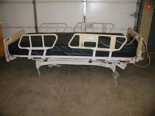 فيديو| وفاة شاب على أبواب مستشفى حكومي بالفيوم