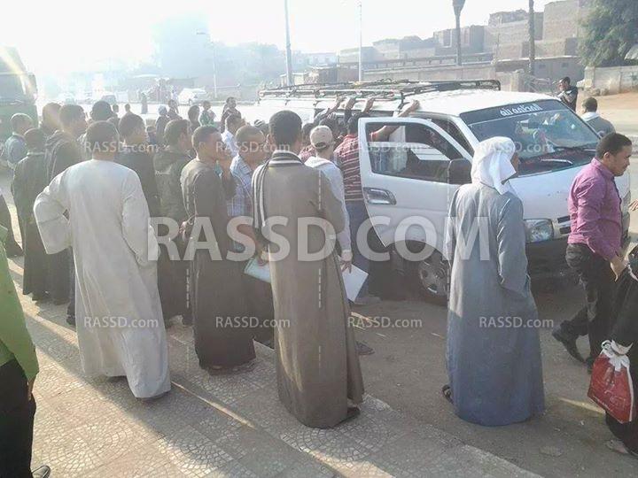 سائقو خط منفلوط أسيوط يضربون عن العمل لسب ضابط مرور لهم