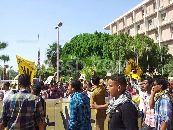 مسيرة طلابية بجامعة جنوب الوادي تنديدًا بالإنقلاب