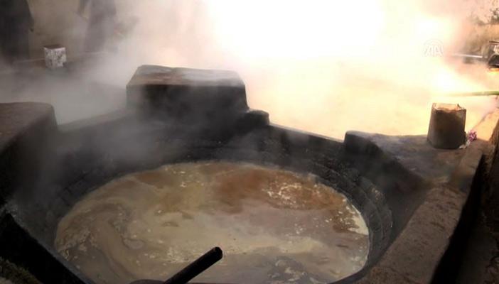 بالفيديو.. تعرف على مراحل صناعة العسل الأسود من أعواد القصب بصعيد مصر