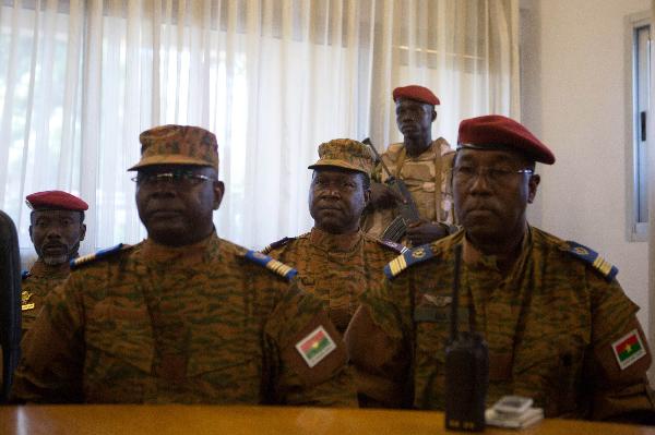 ناشط بوركيني يتهم الجيش بـ”محاولة استعادة” النظام القديم