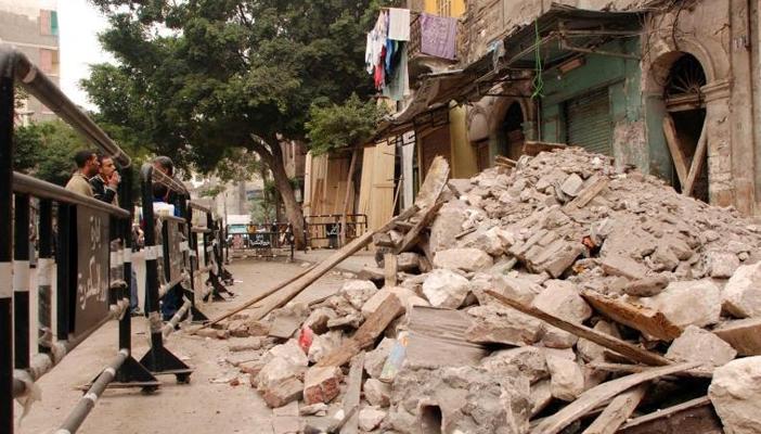 مقتل شاب وإصابة آخر إثر انهيار حائط منزل قديم بالفيوم