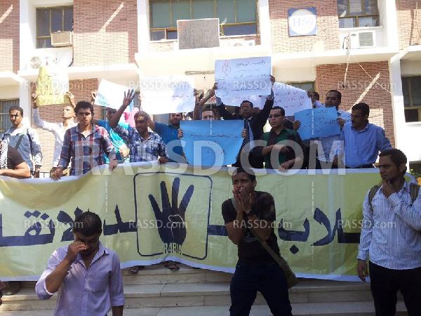 هيئة تدريس بجنوب الوادى تتظاهر احتجاجا على اعتقال زميلهم