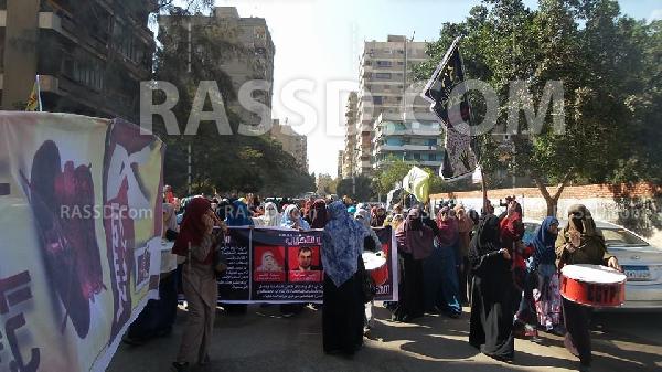 طالبات الأزهر يتظاهرن أمام محكمة مدينة نصر