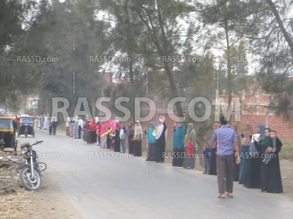 سلسلة بشرية في الغربية تطالب بالإفراج عن المعتقلين